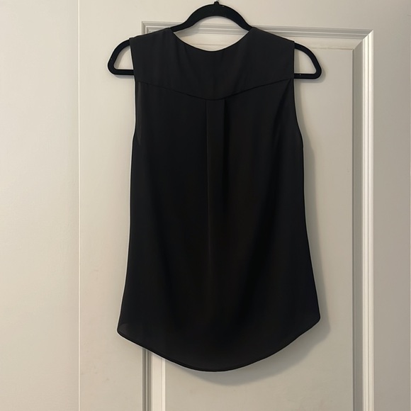 Beautiful sleeveless black low-cut blouse - Picture 2 of 4